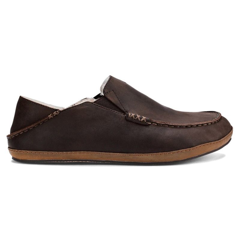 A single OLUKAI MOLOA SLIPPER TOFFEE - MENS with a light brown sole, shown in a side profile, featuring a cozy shearling lining.