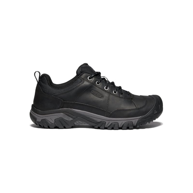 The Keen KEEN TARGHEE III OXFORD BLACK/MAGNET - MENS is a black low-cut hiking shoe featuring a rugged sole, casual lacing system, and a small loop at the heel for easy wearing.