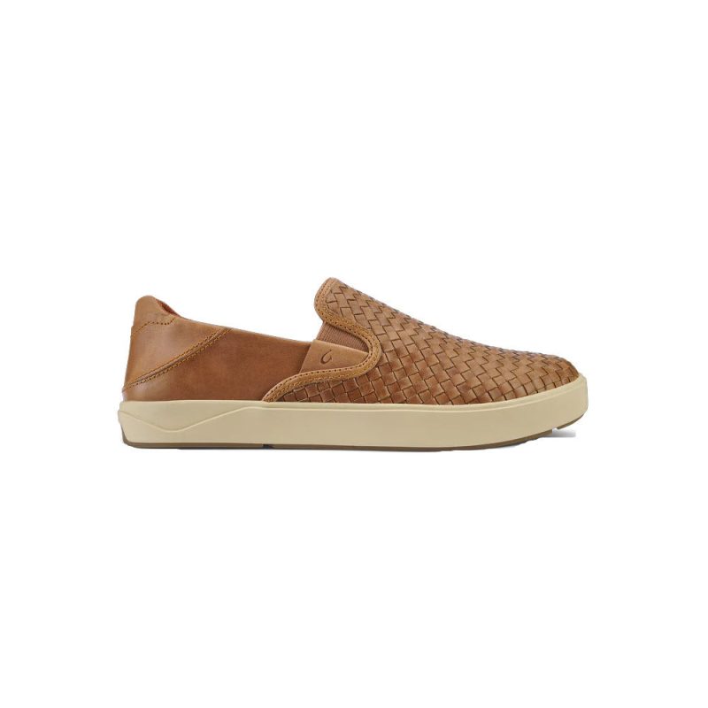 The Olukai OLUKAI LAEAHI LAUHALA WOVEN SLIP ON FOX FOX - MENS showcases casual style and comfort with a touch of burnished leather for an added element of sophistication.